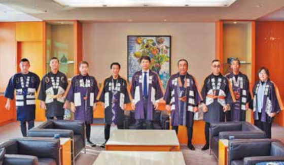 大井川知事を囲んで記念撮影